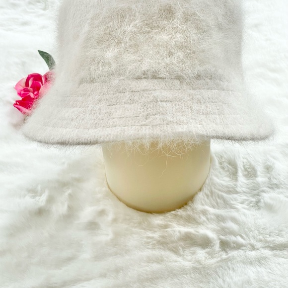 Like New Condition Vintage Angora Bucket Hat White. 28% Angora 50% polyester - Picture 3 of 5